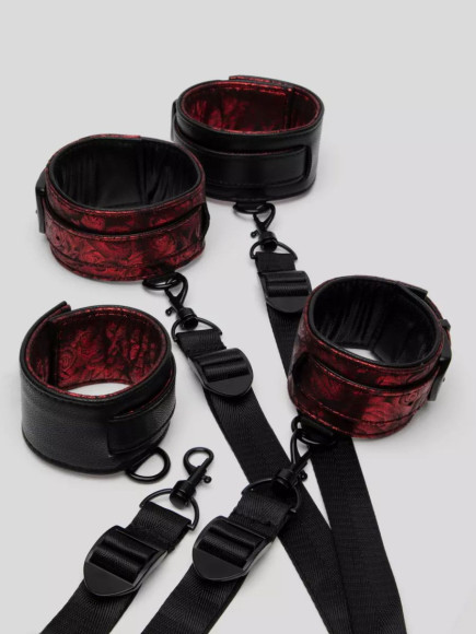 Изысканный набор фиксаций на кровати Reversible Under Mattress Restraint Set Изысканный набор фиксаций на кровати Reversible Under Mattress Restraint Set