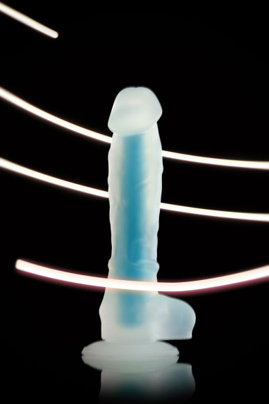 Прозрачно-синий фаллоимитатор, светящийся в темноте, Bruce Glow - 22 см. Прозрачно-синий фаллоимитатор, светящийся в темноте, Bruce Glow - 22 см.