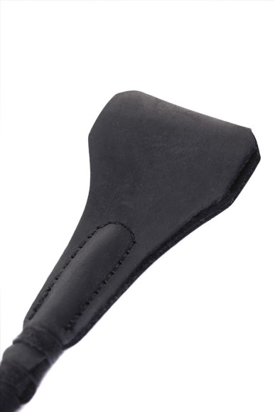 Чёрный стек с треугольным кожаным шлепком - 65 см. Чёрный стек с треугольным кожаным шлепком - 65 см.