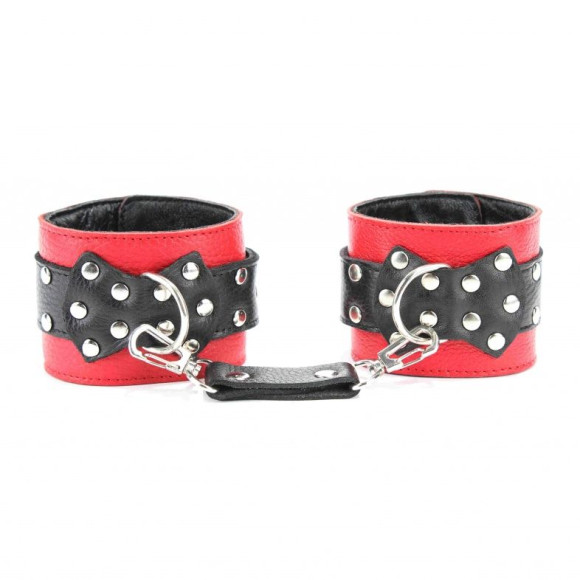 Красные наручники с чёрными проклёпанными ремешками с пряжкой Красные наручники с чёрными проклёпанными ремешками с пряжкой