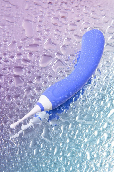 Сиреневый двусторонний вибромассажер Hyphy с клиторальным стимулятором - 21,6 см. Сиреневый двусторонний вибромассажер Hyphy с клиторальным стимулятором - 21,6 см.