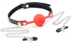 Красный кляп-шарик с зажимами на соски на металлических цепочках