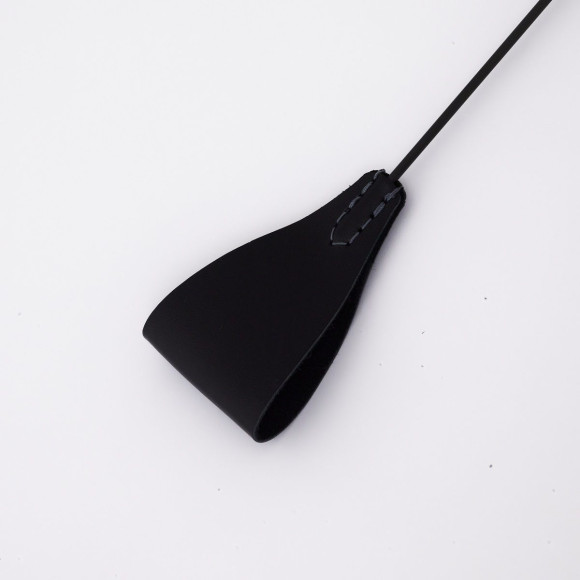 Стек с широким черным кожаным наконечником и металлической ручкой - 67 см. Стек с широким черным кожаным наконечником и металлической ручкой - 67 см.