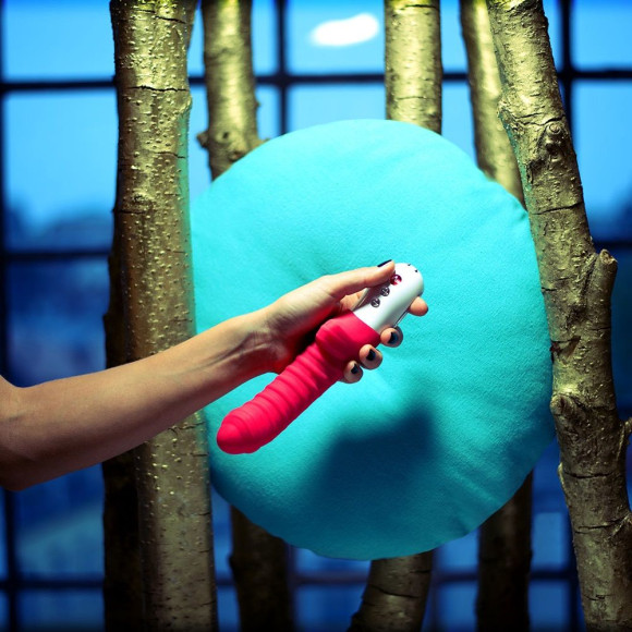 Красный вибратор с рёбрышками Tiger - 22,3 см. Красный вибратор с рёбрышками Tiger - 22,3 см.