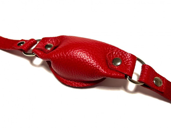 Красный кожаный кляп на ремешках с пряжкой Красный кожаный кляп на ремешках с пряжкой