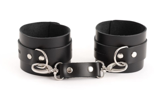 Черные кожаные оковы со сцепкой Черные кожаные оковы со сцепкой