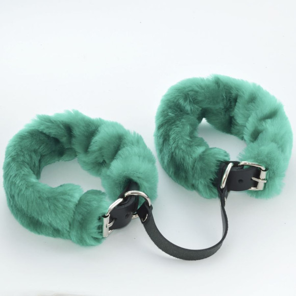 Черные кожаные оковы со съемной зеленой опушкой Черные кожаные оковы со съемной зеленой опушкой
