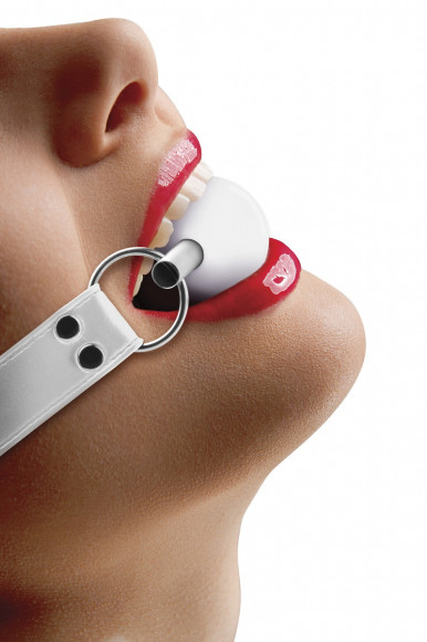 Белый кляп-шар на кожаных ремешках Белый кляп-шар на кожаных ремешках