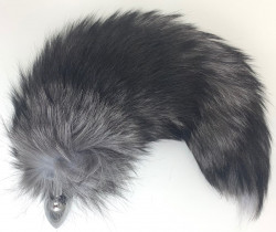 Серебристая анальная пробка с черно-голубым хвостом