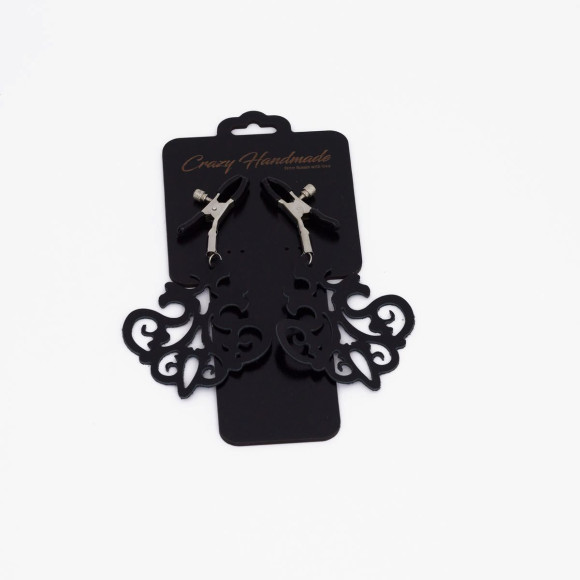 Зажимы на соски с черными кожаными подвесками Зажимы на соски с черными кожаными подвесками