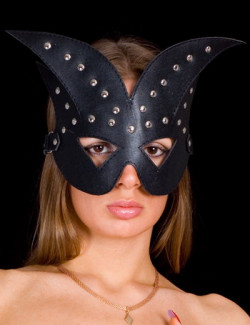 Чёрная кожаная маска на глаза с клёпками