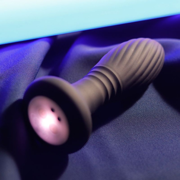 Черная анальная пробка с вибрацией и LED-подсветкой - 11,9 см. Черная анальная пробка с вибрацией и LED-подсветкой - 11,9 см.