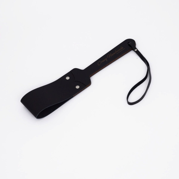 Черный кожаный паддл с деревянной ручкой - 34 см. Черный кожаный паддл с деревянной ручкой - 34 см.