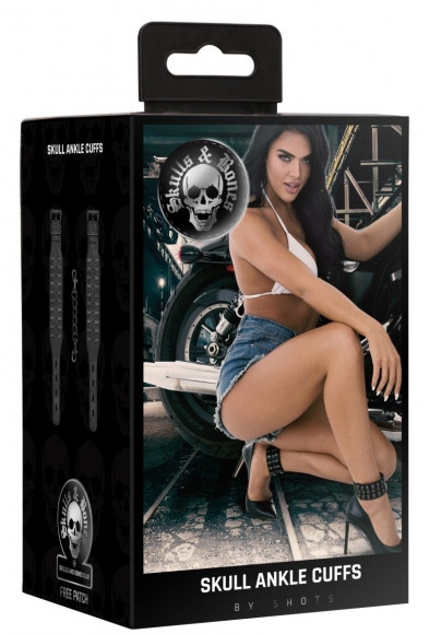 Черные оковы с заклепками в виде черепов Черные оковы с заклепками в виде черепов
