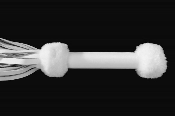 Белая многохвостая плеть с белой опушкой на рукояти Белая многохвостая плеть с белой опушкой на рукояти