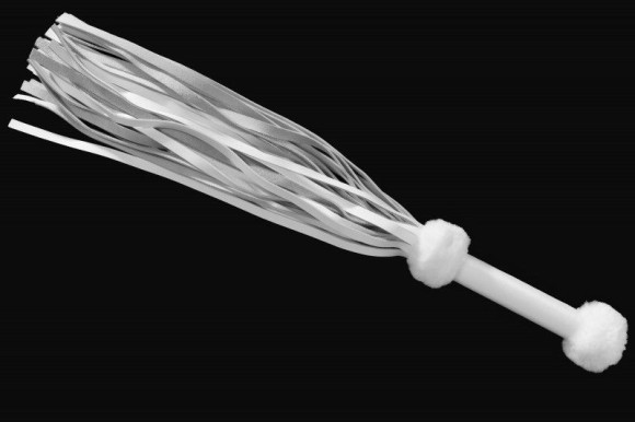 Белая многохвостая плеть с белой опушкой на рукояти Белая многохвостая плеть с белой опушкой на рукояти