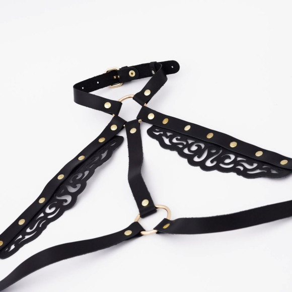 Черная кожаная портупея с резными элементами Черная кожаная портупея с резными элементами