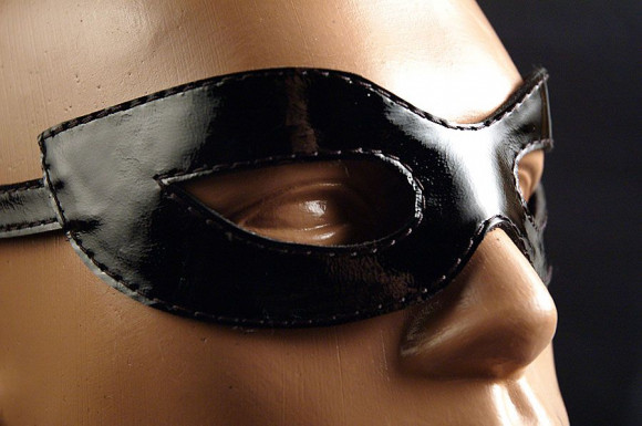 Чёрная лаковая маска на глаза Хищница Чёрная лаковая маска на глаза Хищница