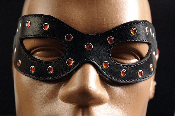 Чёрная лаковая маска на глаза Глэм-хищница Чёрная лаковая маска на глаза Глэм-хищница