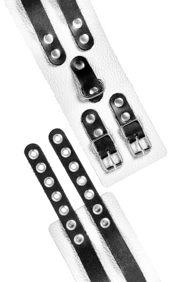 Бело-черные оковы с двумя ремешками и люверсами Бело-черные оковы с двумя ремешками и люверсами