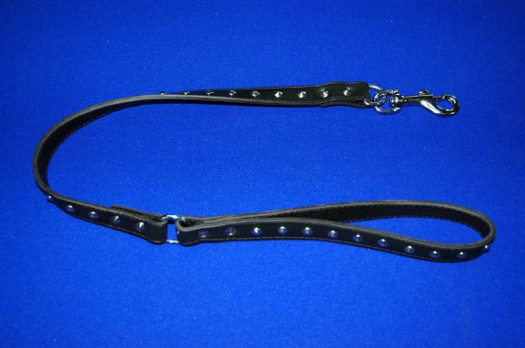 Подшитый кожаный поводок с клепками  Привязь любви  - 75 см.