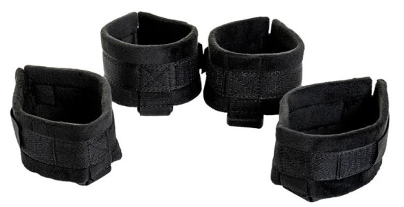 Набор для БДСМ-игры: ремни, плетка, наручники, оковы и маска Набор для БДСМ-игры: ремни, плетка, наручники, оковы и маска