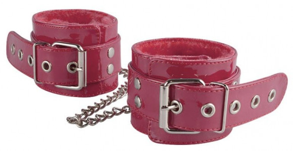 Бордовые лаковые оковы с меховой отделкой Бордовые лаковые оковы с меховой отделкой