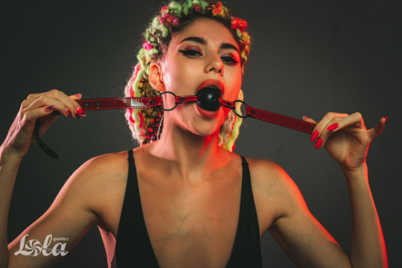 Черно-красный кляп-шарик Love Bite Черно-красный кляп-шарик Love Bite