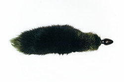 Анальная пробка чёрного цвета с зеленым лисьим хвостом 