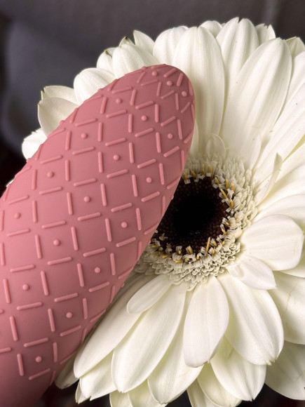 Розовый мини-вибратор с сенсорным управлением Lumi Розовый мини-вибратор с сенсорным управлением Lumi