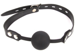 Черный сплошной кляп-шарик на регулируемом ремешке Черный сплошной кляп-шарик на регулируемом ремешке