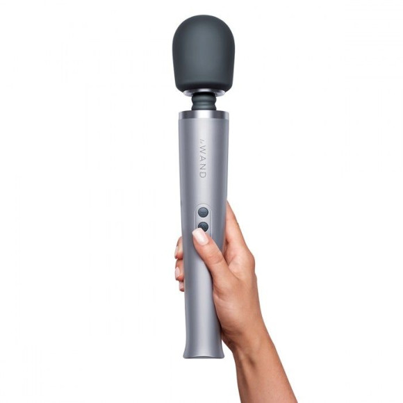 Серебристый массажёр-жезл le Wand с 20 режимами вибрации Серебристый массажёр-жезл le Wand с 20 режимами вибрации