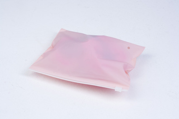 Черные базовые наручники из кожи с красной опушкой Черные базовые наручники из кожи с красной опушкой