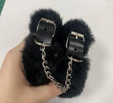 Черные наручники на цепи с меховой опушкой Черные наручники на цепи с меховой опушкой