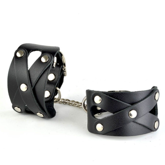 Черные кожаные наручники  Цезарь  с цепочкой на карабинах