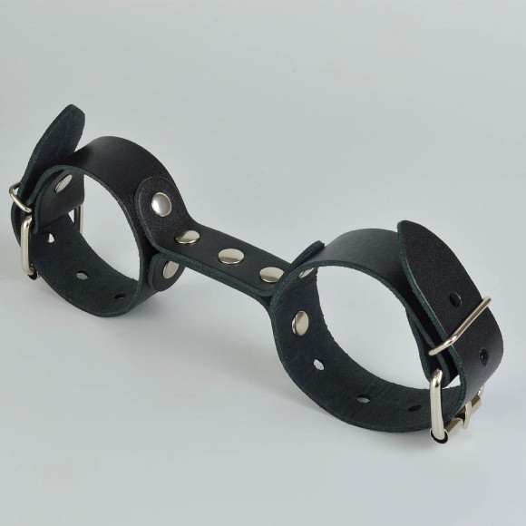 Черные кожаные наручники-фиксатор
