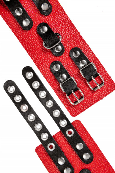 Красно-черные мягкие наручники с двумя ремешками с люверсами
